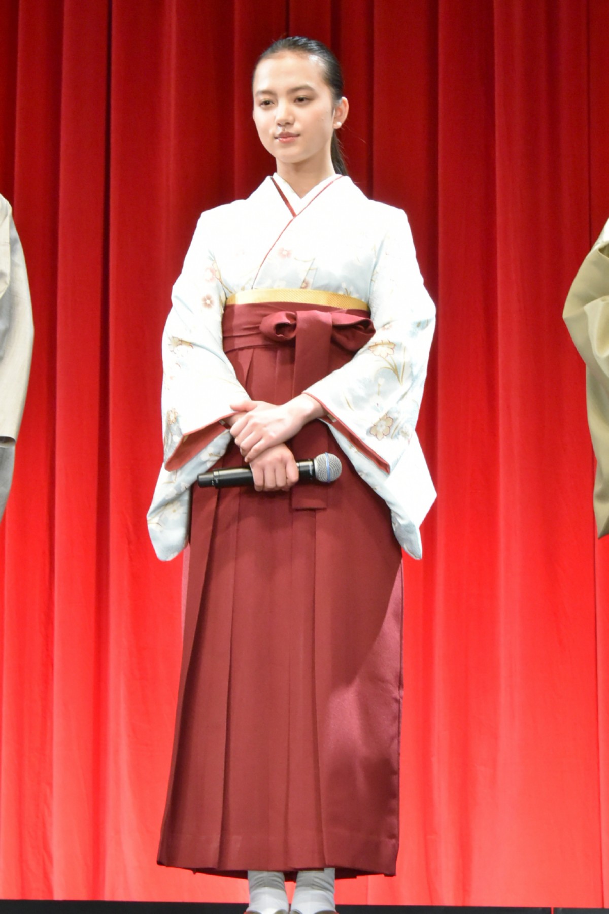 広瀬すず、『ちはやふる』完結編に手応え十分！ 壇上での恋愛即興劇に照れ笑い