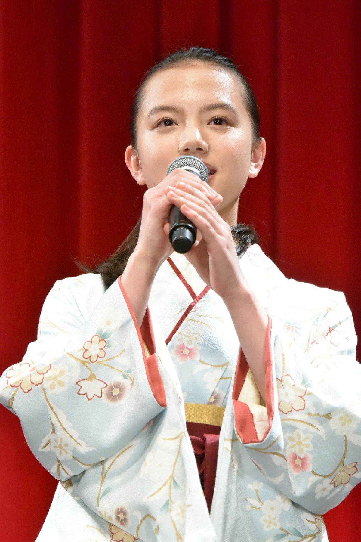 広瀬すず、『ちはやふる』完結編に手応え十分！ 壇上での恋愛即興劇に照れ笑い