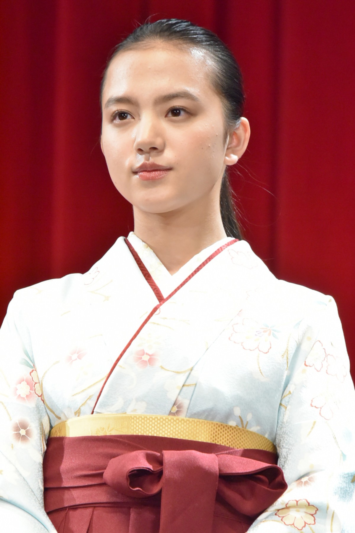 広瀬すず、『ちはやふる』完結編に手応え十分！ 壇上での恋愛即興劇に照れ笑い