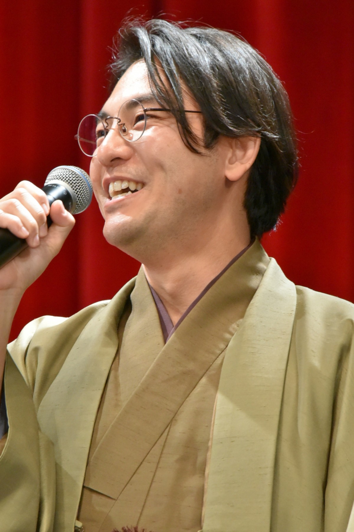 広瀬すず、『ちはやふる』完結編に手応え十分！ 壇上での恋愛即興劇に照れ笑い