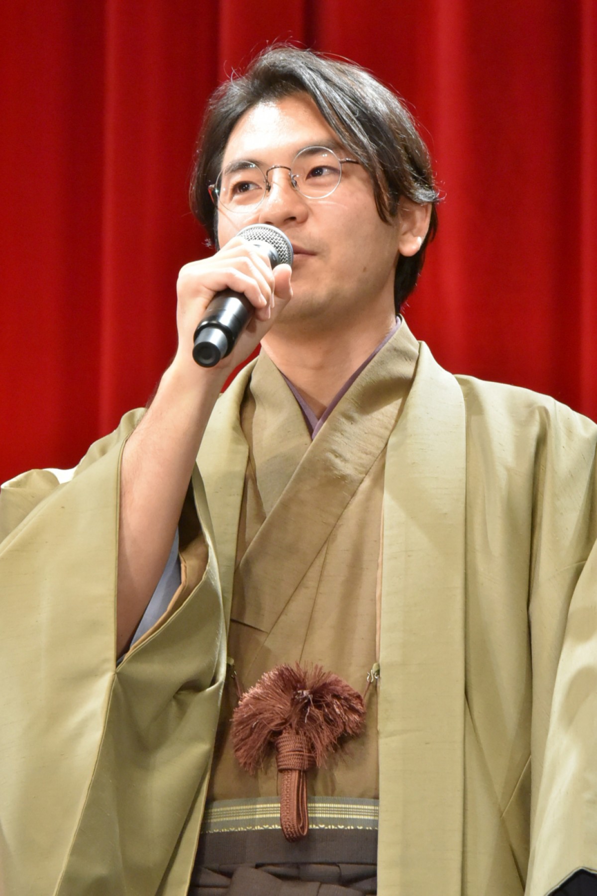 広瀬すず、『ちはやふる』完結編に手応え十分！ 壇上での恋愛即興劇に照れ笑い