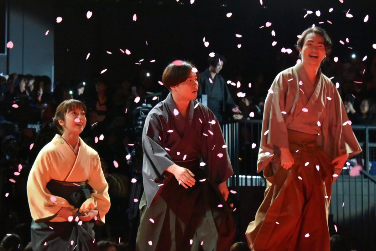 広瀬すず、『ちはやふる』完結編に手応え十分！ 壇上での恋愛即興劇に照れ笑い