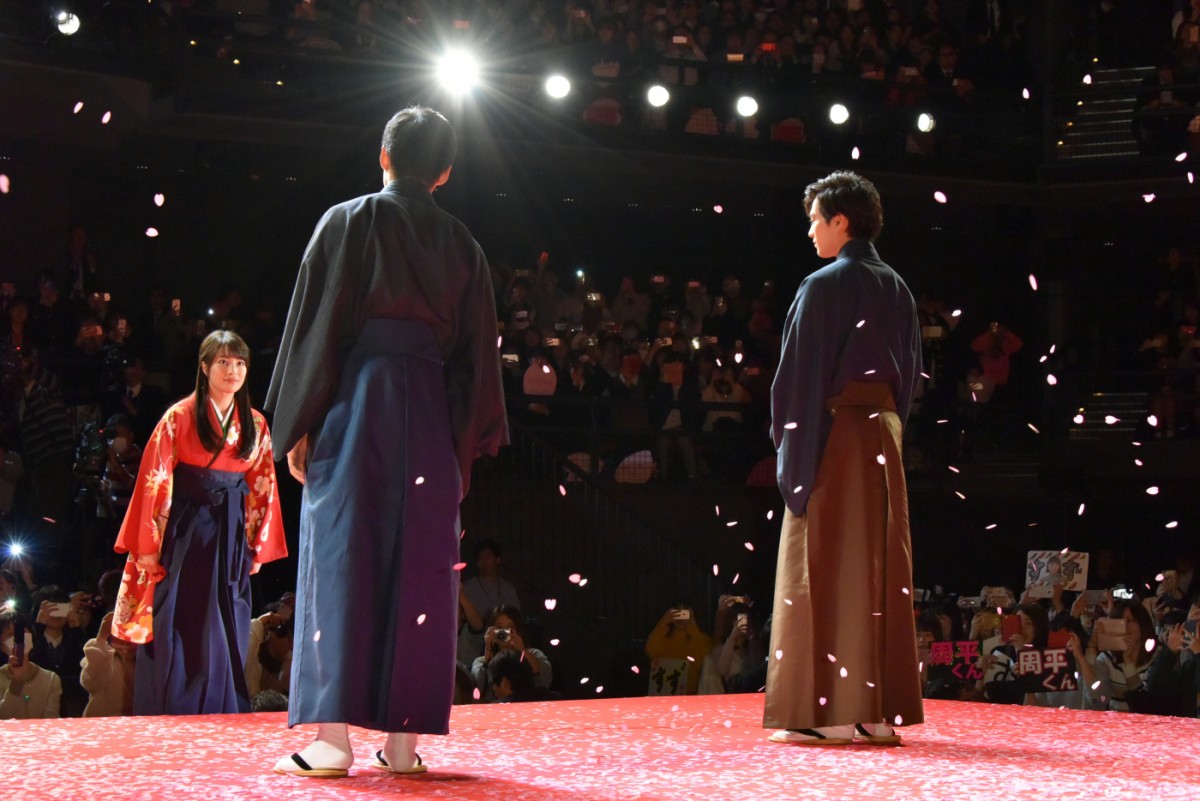 広瀬すず、『ちはやふる』完結編に手応え十分！ 壇上での恋愛即興劇に照れ笑い