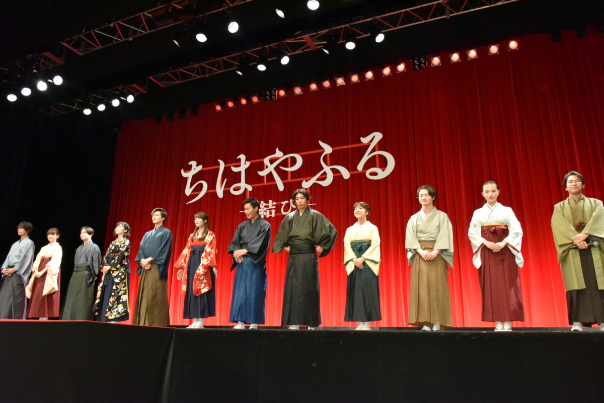 広瀬すず、『ちはやふる』完結編に手応え十分！ 壇上での恋愛即興劇に照れ笑い