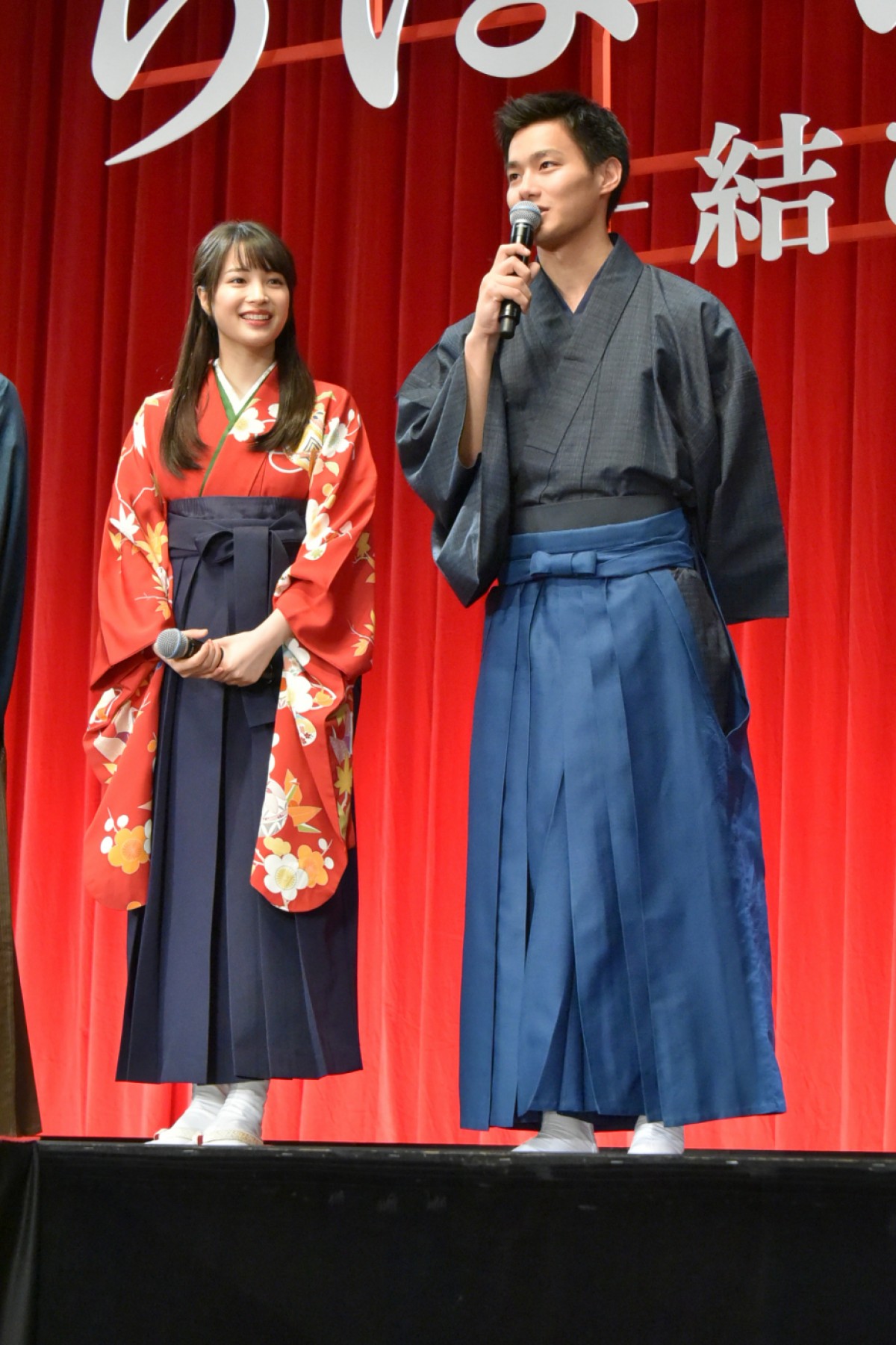 広瀬すず、『ちはやふる』完結編に手応え十分！ 壇上での恋愛即興劇に照れ笑い