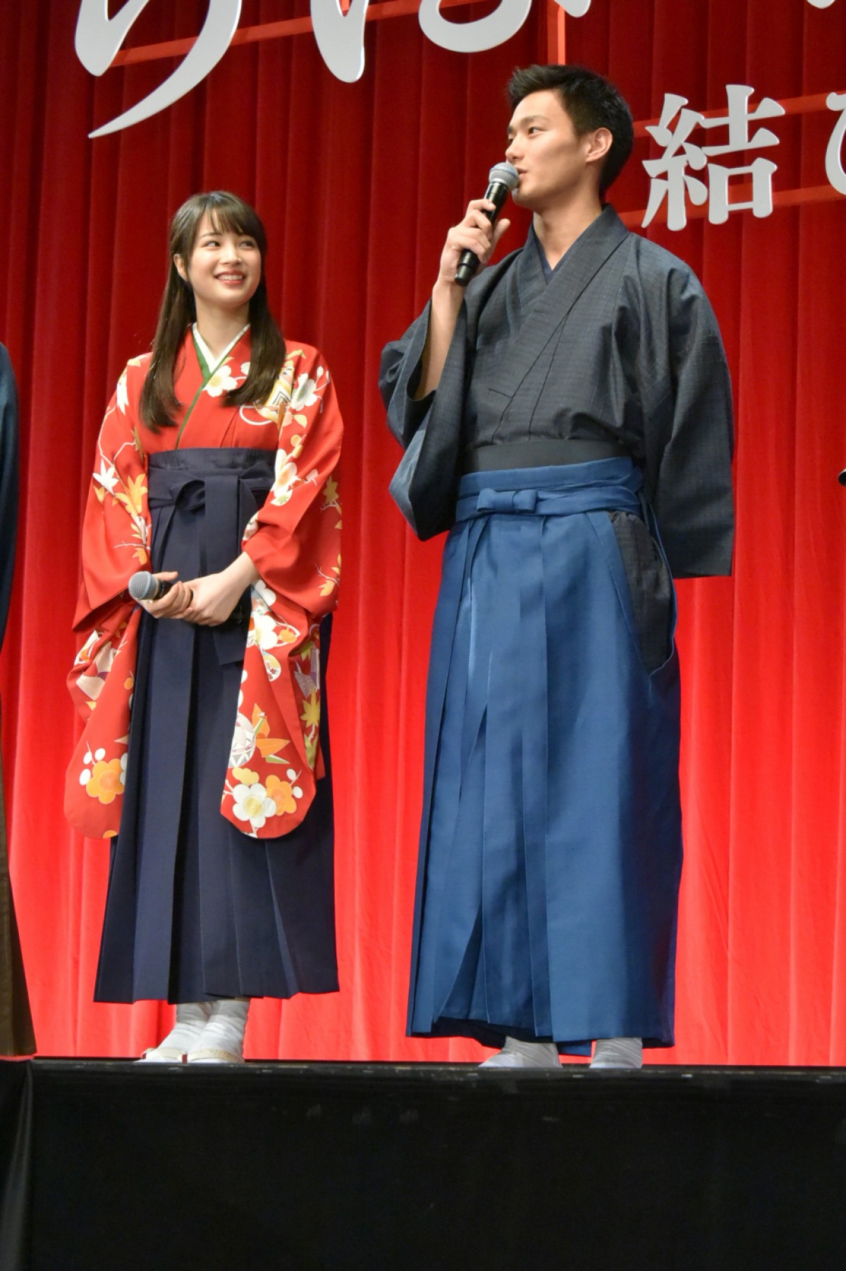 広瀬すず、『ちはやふる』完結編に手応え十分！ 壇上での恋愛即興劇に照れ笑い