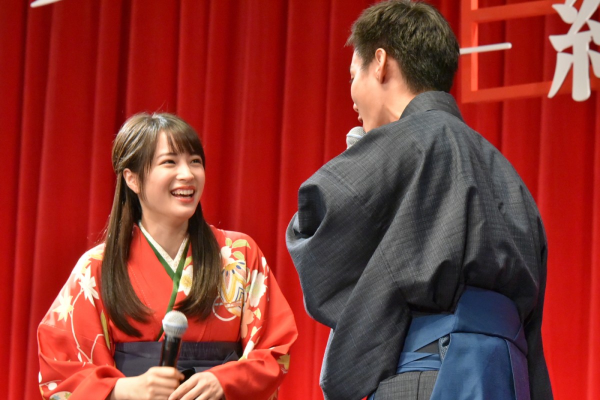 広瀬すず、『ちはやふる』完結編に手応え十分！ 壇上での恋愛即興劇に照れ笑い