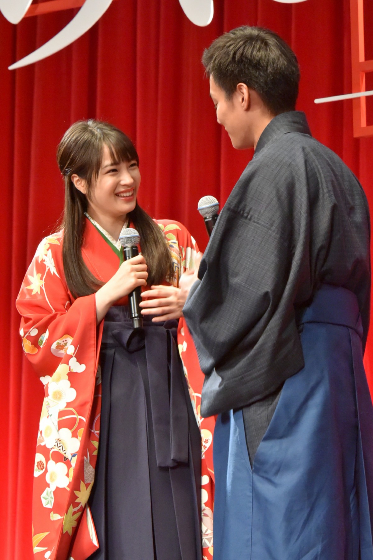 広瀬すず、『ちはやふる』完結編に手応え十分！ 壇上での恋愛即興劇に照れ笑い
