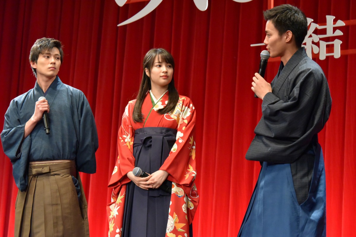 広瀬すず、『ちはやふる』完結編に手応え十分！ 壇上での恋愛即興劇に照れ笑い