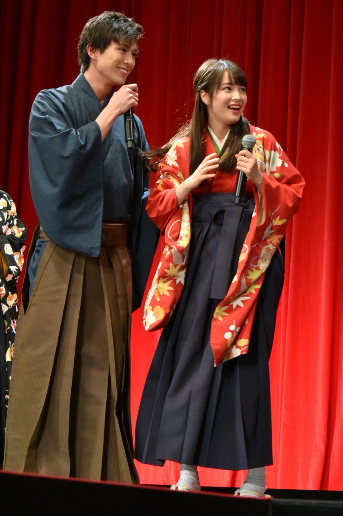 広瀬すず、『ちはやふる』完結編に手応え十分！ 壇上での恋愛即興劇に照れ笑い
