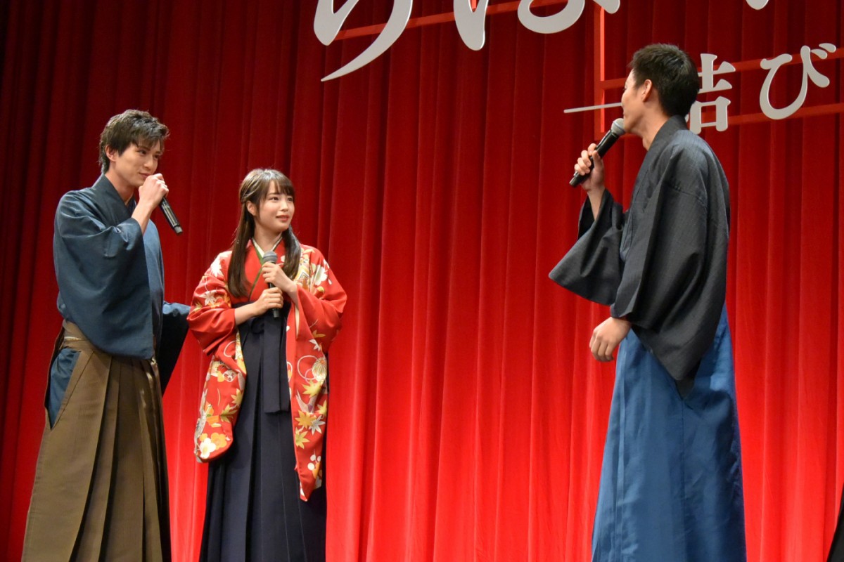 広瀬すず、『ちはやふる』完結編に手応え十分！ 壇上での恋愛即興劇に照れ笑い