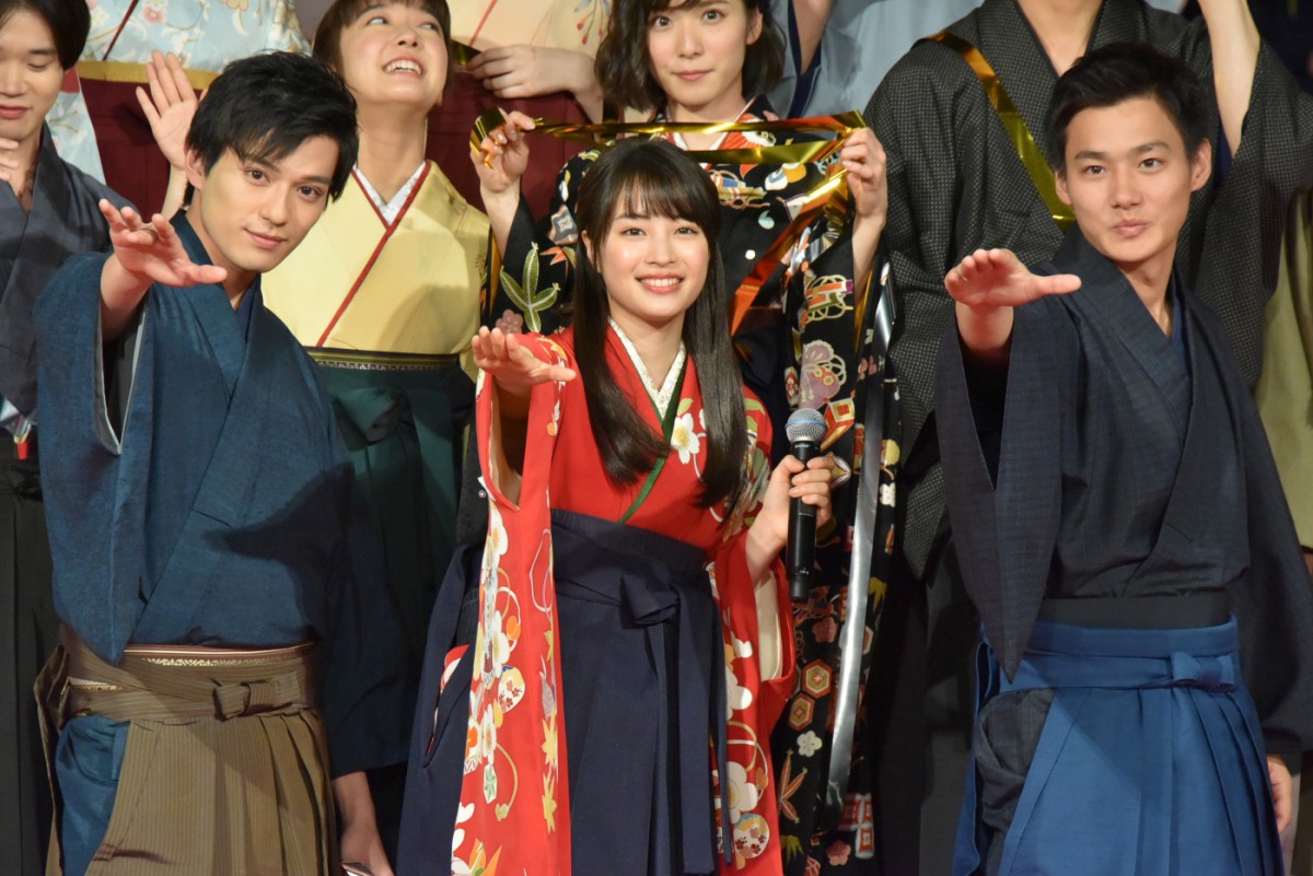 広瀬すず、『ちはやふる』完結編に手応え十分！ 壇上での恋愛即興劇に照れ笑い