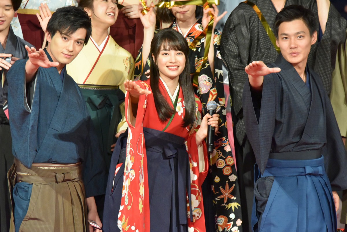 広瀬すず、『ちはやふる』完結編に手応え十分！ 壇上での恋愛即興劇に照れ笑い