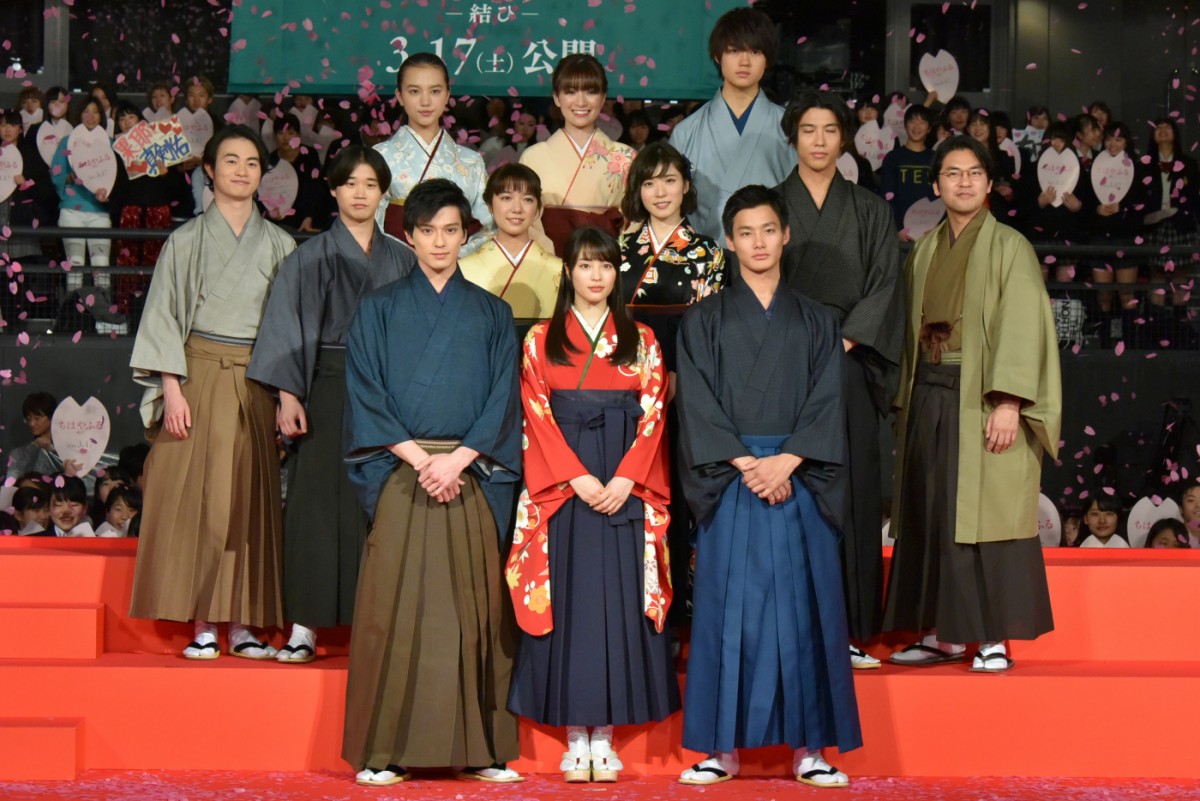 広瀬すず、『ちはやふる』完結編に手応え十分！ 壇上での恋愛即興劇に照れ笑い