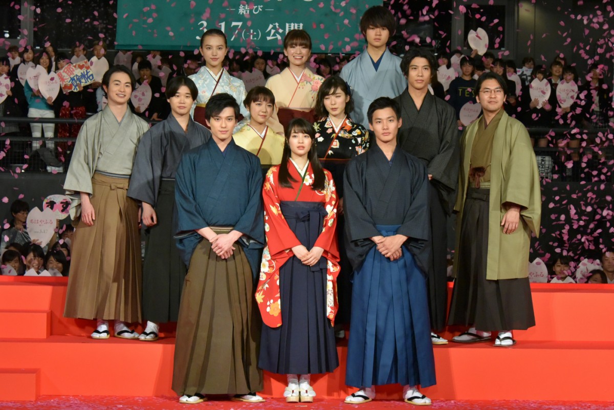 広瀬すず、『ちはやふる』完結編に手応え十分！ 壇上での恋愛即興劇に照れ笑い