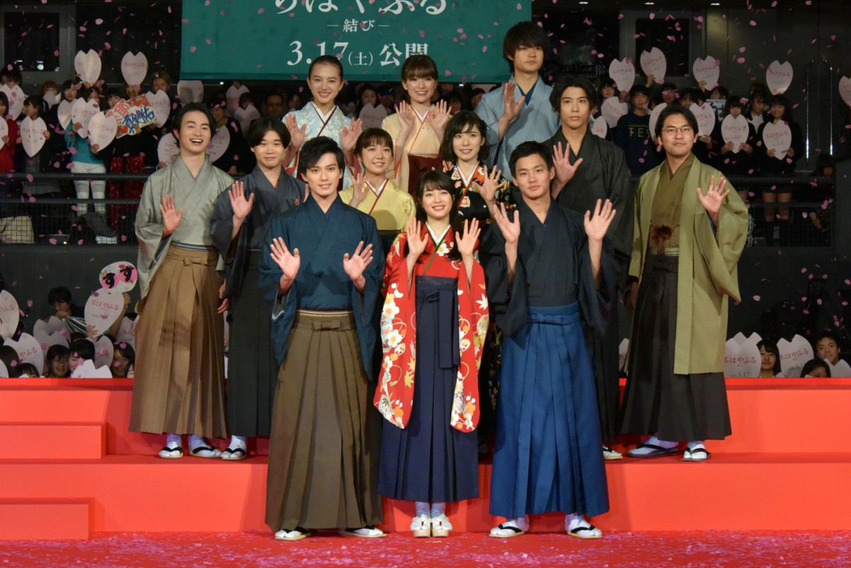 広瀬すず、『ちはやふる』完結編に手応え十分！ 壇上での恋愛即興劇に照れ笑い