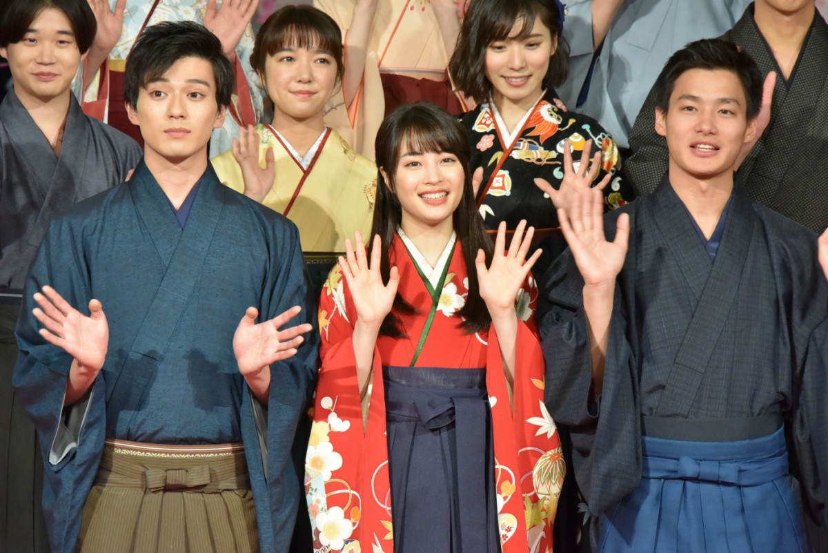 広瀬すず、『ちはやふる』完結編に手応え十分！ 壇上での恋愛即興劇に照れ笑い