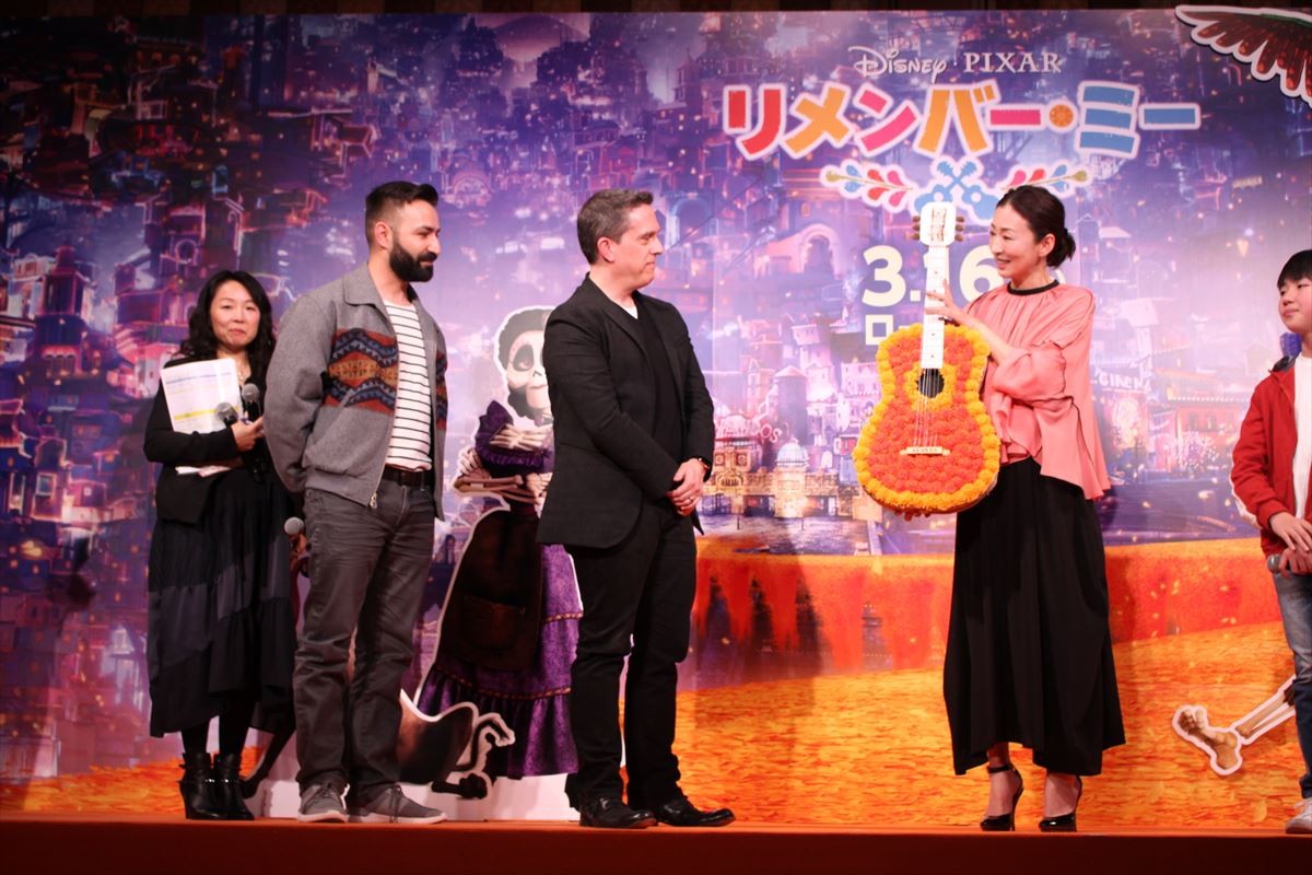 藤木直人、『リメンバー・ミー』生演奏で指プルプル　主人公の子役と初パフォーマンス
