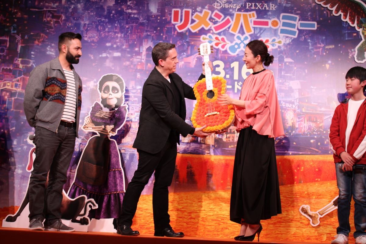 藤木直人、『リメンバー・ミー』生演奏で指プルプル　主人公の子役と初パフォーマンス