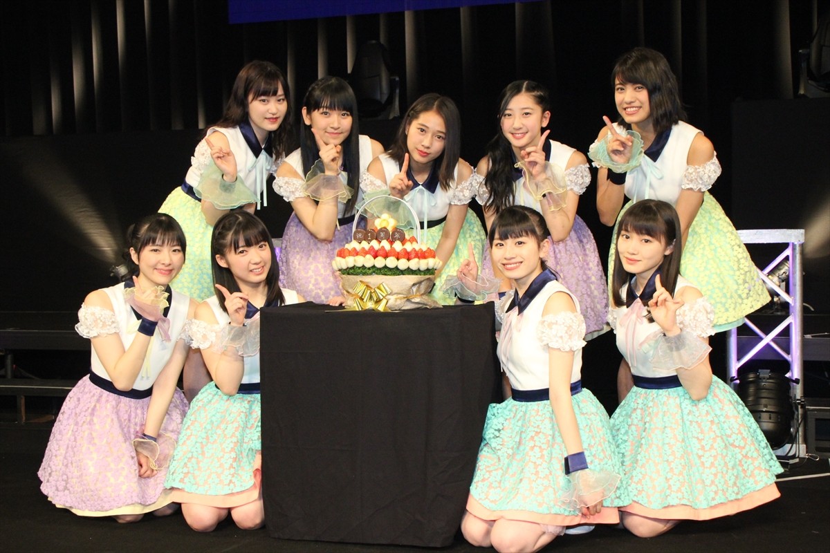 デビュー1周年をお祝い!上段左から新沼希空、小野瑞歩、谷本安美、秋山眞緒、岸本ゆめの、下段左から小片リサ、山岸理子、浅倉樹々、小野田紗栞。『つばきファクトリーワンマンLIVE~First Blossom~』囲み取材にて