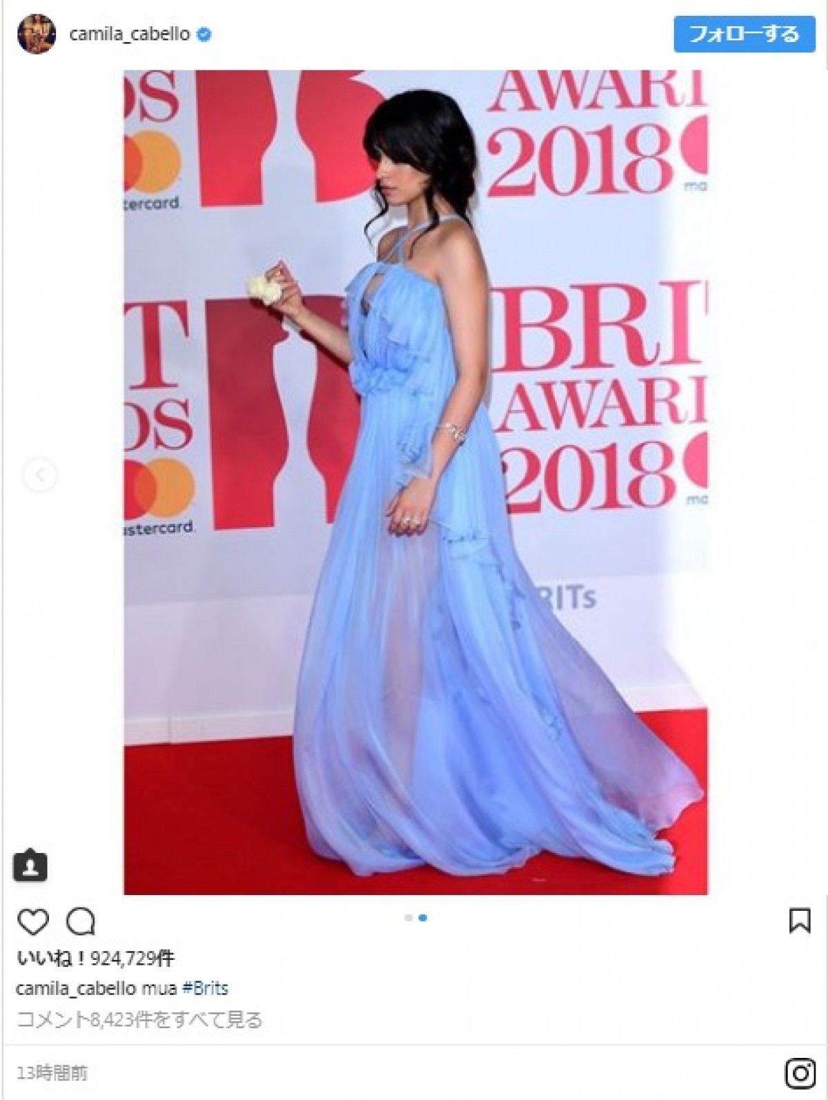 カミラ・カベロ、ブルーの大胆透け衣装をエレガンスに着こなす