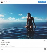 ヴィクシーモデルのイリーナ・シェイク、幻想的な水浴びショットを公開　※「イリーナ・シェイク」インスタグラム