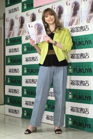 香里奈、写真集『G 香里奈』出版記念握手会イベントに登場