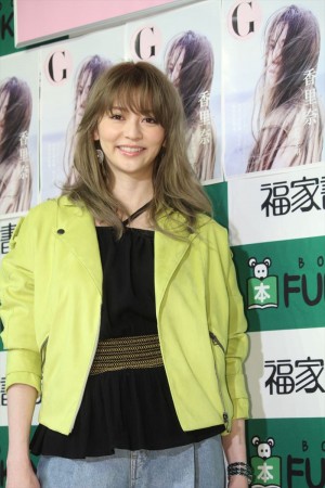 香里奈、写真集『G 香里奈』出版記念握手会イベントに登場