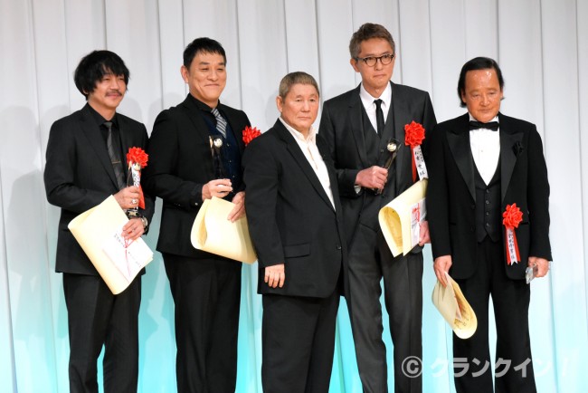 「第27回 東京スポーツ映画大賞」助演男優賞受賞者4人に囲まれる審査委員長兼監督。左から大森南朋、ピエール瀧、ビートたけし（北野武）、松重豊、金田時男（全員『アウトレイジ 最終章』で受賞）