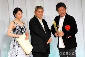 広瀬すず、是枝裕和監督（右）とともに「第27回 東京スポーツ映画大賞」授賞式に登壇