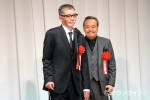 「第27回 東京スポーツ映画大賞」授賞式に登壇した塩見三省とそれを見守る西田敏行