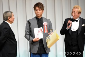 「第27回 東京スポーツ映画大賞」授賞式に登壇した香取慎吾（中央）