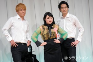 「第27回 東京スポーツ映画大賞」授賞式に登壇したブルゾンちえみ with B