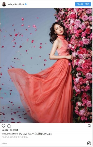 戸田恵梨香、花に囲まれた美しすぎるドレス姿に「まじでミューズ!!」　※「戸田恵梨香」インスタグラム