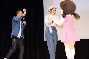 長澤まさみとしずかちゃんがハイタッチ。『映画ドラえもん のび太の宝島』完成披露舞台挨拶にて