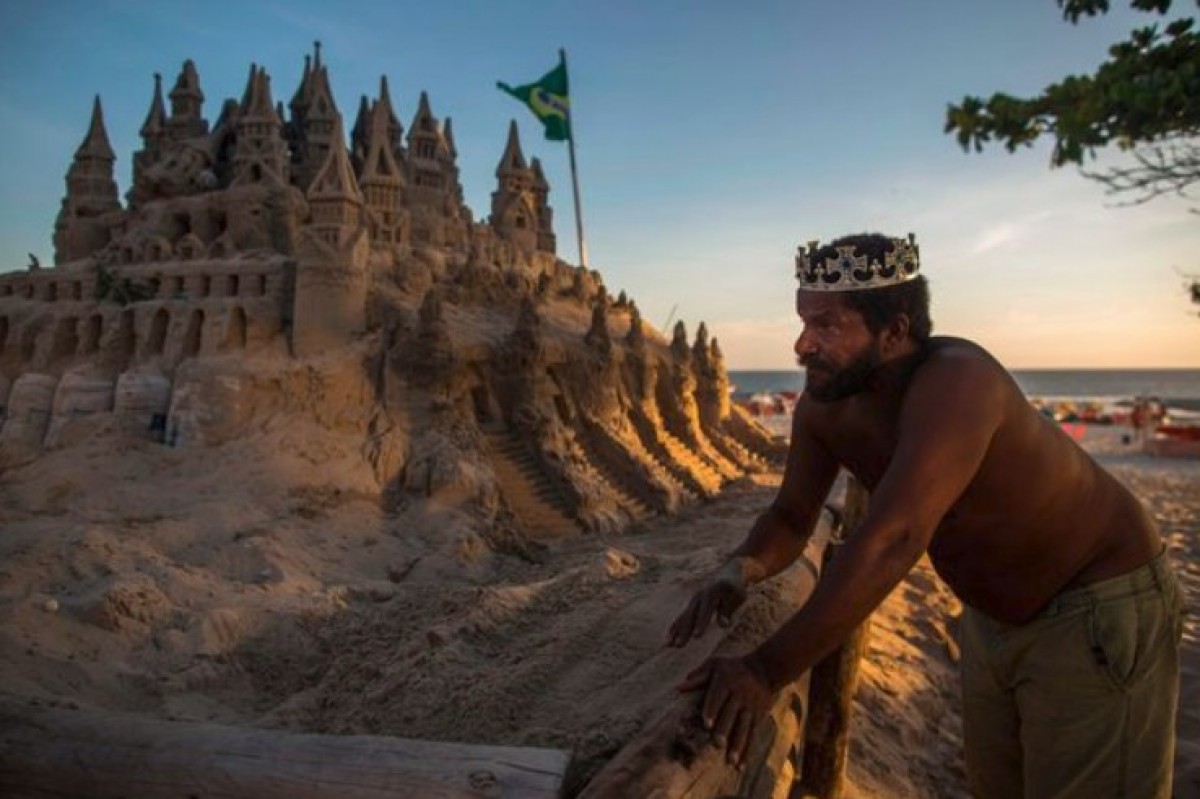 砂の城に22年間住んでいる男　「海辺は家賃が高過ぎ」 