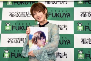 岡田奈々、ファースト写真集『飾らない宝石』発売記念イベントに登場