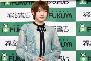 岡田奈々、ファースト写真集『飾らない宝石』発売記念イベントに登場