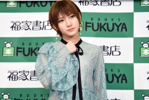 岡田奈々、ファースト写真集『飾らない宝石』発売記念イベントに登場
