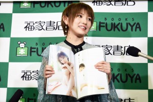 岡田奈々、ファースト写真集『飾らない宝石』発売記念イベントに登場