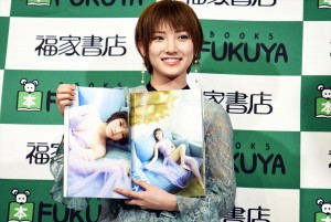 岡田奈々、ファースト写真集『飾らない宝石』発売記念イベントに登場