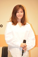 「サッポロ　麦とホップ」新CM発表会に登場した篠原涼子
