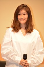 「サッポロ　麦とホップ」新CM発表会に登場した篠原涼子