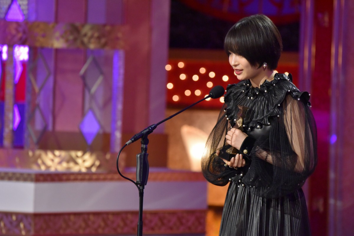＜日本アカデミー賞＞広瀬すず、最優秀助演女優賞受賞　是枝監督に感謝
