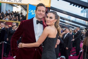 （左から）アーミー・ハマー、エリザベス・チェンバーズ