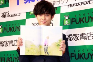 写真集『横顔』発売記念握手会に登場した千葉雄大
