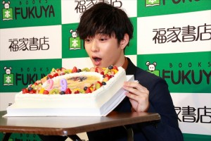 写真集『横顔』発売記念握手会に登場した千葉雄大