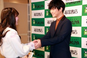 写真集『横顔』発売記念握手会に登場した千葉雄大