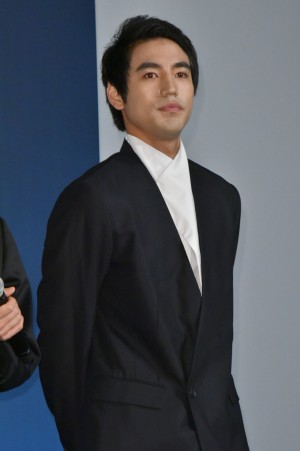 『娼年』完成披露舞台挨拶に登壇した小柳友