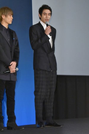 『娼年』完成披露舞台挨拶に登壇した小柳友